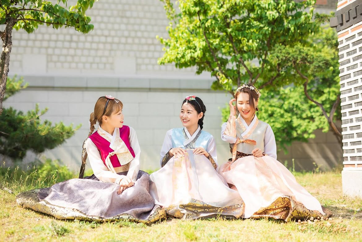 Hanbok photo experience at a royal palace in Seoul — Seohwa Hanbok